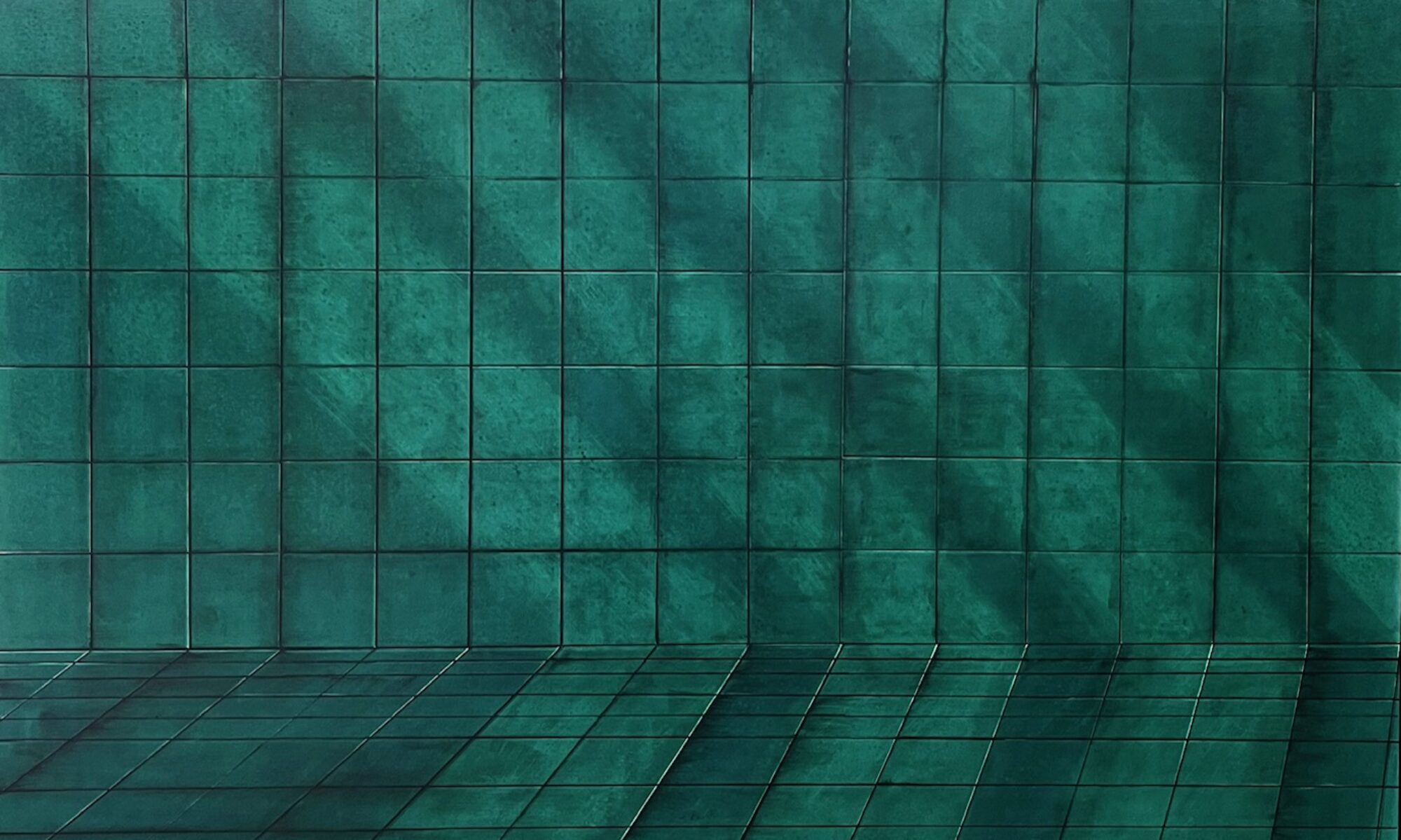 Pintura Pool — parede e piso de azulejos verdes de uma piscina, com sombras diagonais de luz atravessando a superfície